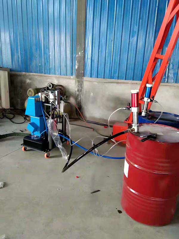聚氨酯發(fā)泡機(jī)設(shè)備JNJX-Q1600(圖2) 聚氨酯發(fā)泡機(jī)設(shè)備保溫施工現(xiàn)場