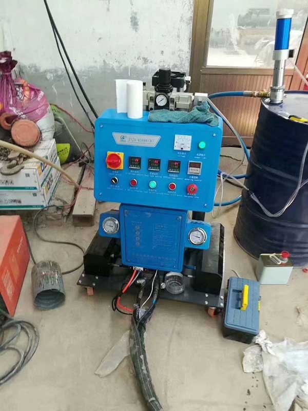 JNJX-Q2600(D)聚氨酯發(fā)泡設(shè)備(圖2) Q2600(D)聚氨酯發(fā)泡設(shè)備應(yīng)用于熱水管保溫發(fā)泡