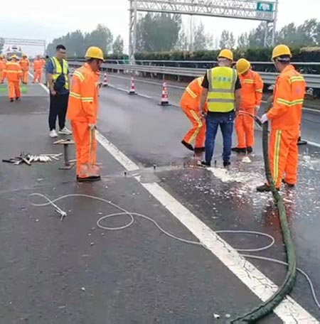 高壓注漿機(jī)哪里能買到(圖4) 高壓注漿機(jī)瀝青公路路基澆注加固