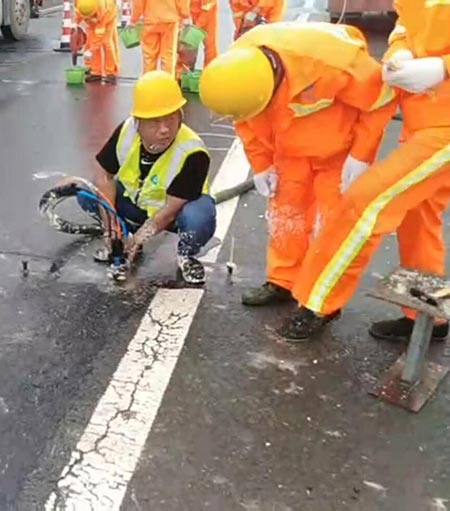 聚氨酯注漿機(jī)(圖4) 聚氨酯注漿機(jī)瀝青路面填縫施工